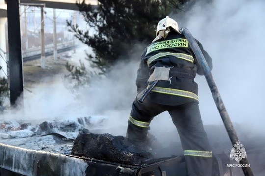 Фото от МЧС. Ликвидация последствий пожара после ДТП в Закамске с..