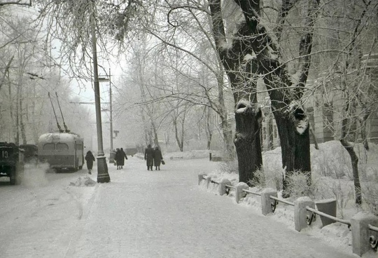 Заснеженный Страстной бульвар,..