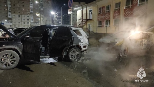 😡Ночной пироман в Уфу поджог два авто 

Мужчина с канистрой в руках пришёл во двор дома на улице Мушникова,..