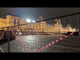 На Красной площади начали монтировать каток и новогоднюю..