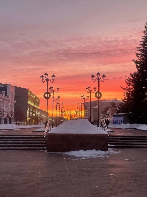 Сегодня в Омске был невероятно красивый закат😍

Кому ещё удалось его..