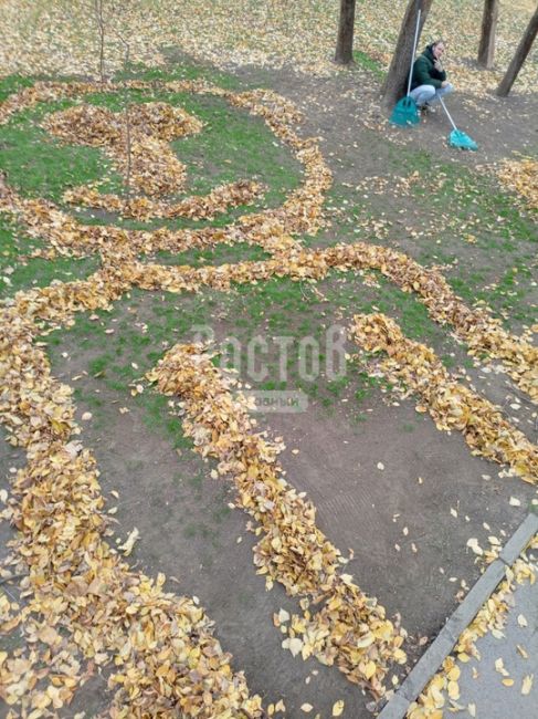 Парк имени октября. Люди таким образом показали в осени есть место для улыбки.

За кадры спасибо нашему..