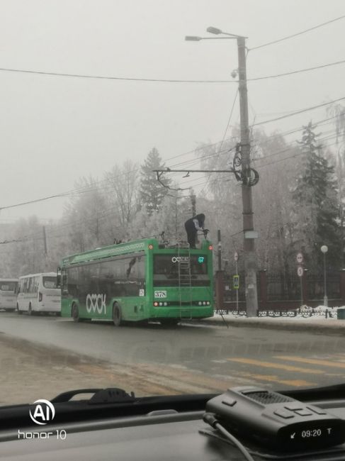 От подписчика:

"Товарищи из правительства! А вам не кажется, что на троллейбусах необходимо сверху..