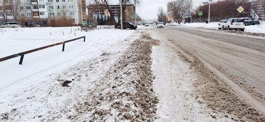 Вопрос к комунальным службам и администрации города! Улица дублер Дмитриева. Каждый год, когда чистят дорогу..