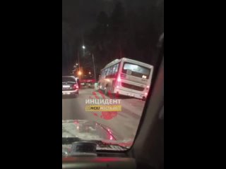 Еще один автобус улетел в канаву между Дворцом творчества и Аграрным университетом.

Новости без цензуры (18+)..