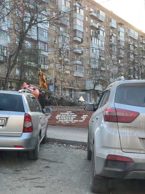 В Самаре грузовик провалился в коммунальную яму на проспекте Ленина.
 
Это произошло в том самом месте, где в..