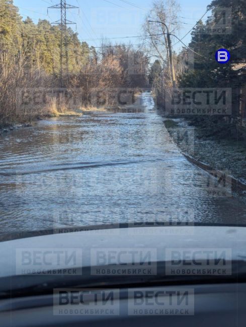 ⚡️Дорога закипела

Потоки горячей воды хлынули на дорогу-дублёр Бердского шоссе. Местные жители прислали в..