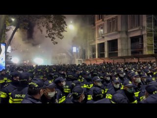 🔥⚠️ Массовые ночные беспорядки в Грузии. Протестующие не согласны с результатами выборов и считают, что в..