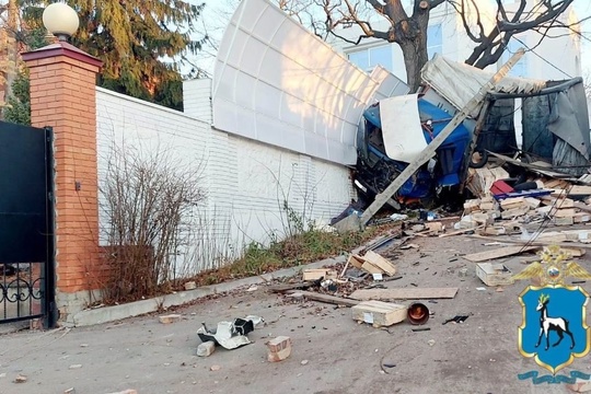 В Самаре грузовик врезался в забор жилого дома № 166а на 3-й просеке.

В результате аварии пострадал водитель,..