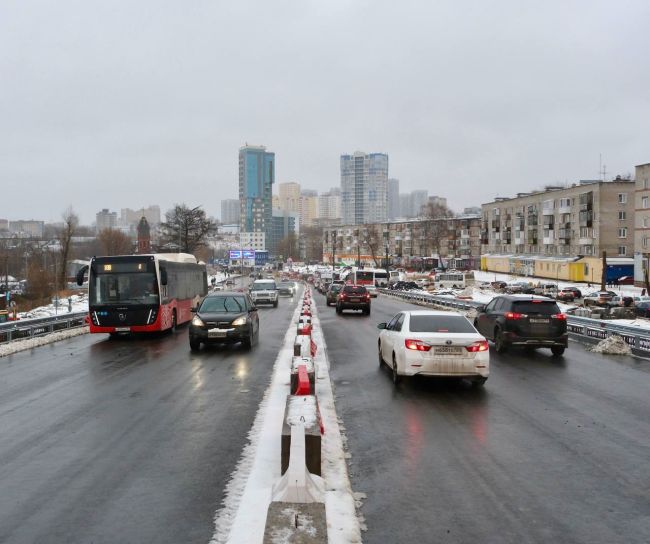 Первые водители проехали по четырехполосном путепроводе на пересечении Крисанова и шоссе Космонавтов! 
..