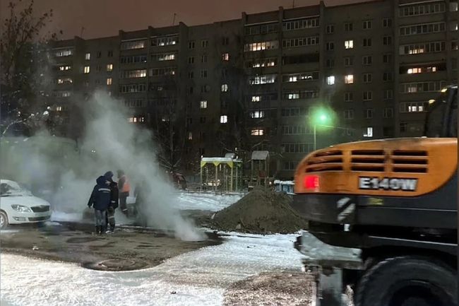 Половина Твери сидит без отопления. Сегодня в городе выпал снег, температуры стоят ниже нуля

Известно по..