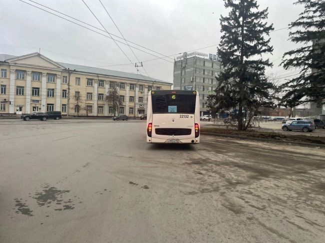 В Новосибирске девушка упала в салоне автобуса и получила травмы

02.11.2024 4 в 16.10 64-летний водитель маршрутного..