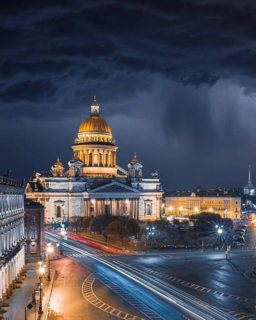 На Исаакиевской Площади и вид на Исаакиевский..