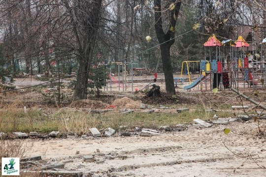 Парк "1 Мая" закрыт на благоустройство, заглянуть можно только через ограду.

Сейчас рабочие в парке:
— кладут..