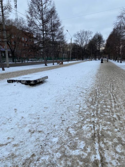 Добрый день или не очень. Администрация г. Омск. Аллея на ул. Моторная у поликлиники 10, сложно пустить трактор..