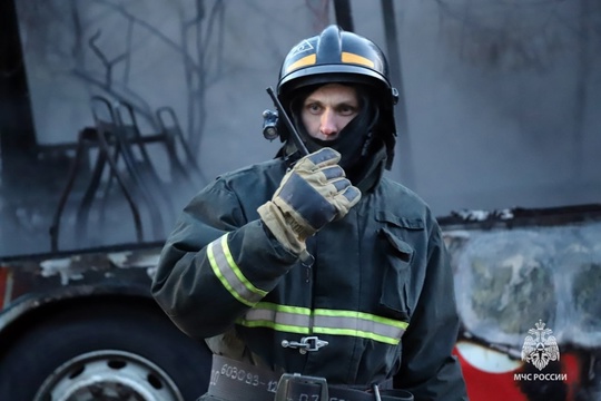 Фото от МЧС. Ликвидация последствий пожара после ДТП в Закамске с..