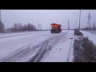 Дорожники работают с самого..