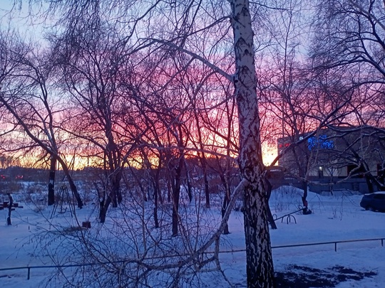 Сегодня в Омске был невероятно красивый закат😍

Кому ещё удалось его..