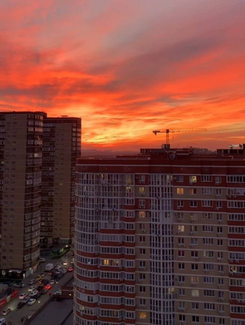 Закат сегодня просто потрясающий 🧡
Доброго..