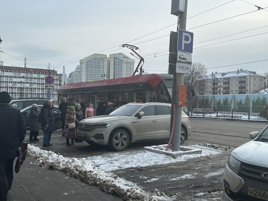 От подписчиков 

Ещё один мастер парковки перегородил путь трамваям у кольца на пл. Карла Маркса.

Подпишись..