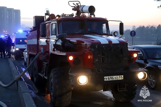 Фото от МЧС. Ликвидация последствий пожара после ДТП в Закамске с..