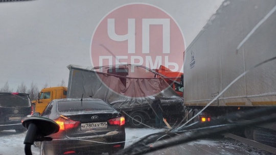 На объездной Перми три фуры попали в ДТП. Водители советуют ехать через..