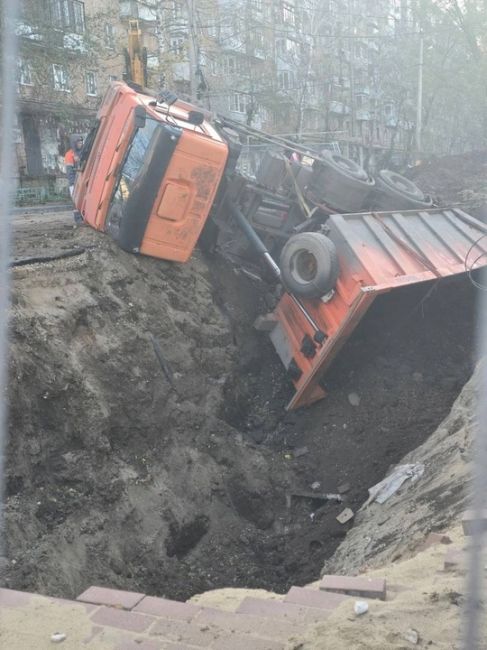 В Самаре грузовик провалился в коммунальную яму на проспекте Ленина.
 
Это произошло в том самом месте, где в..