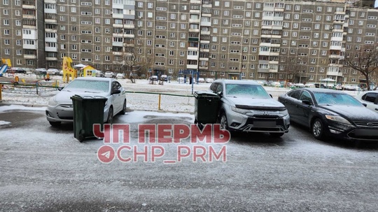 В Перми гололёд и сильный ветер, на Парковом мусорные баки сдуло прямо на припаркованные..