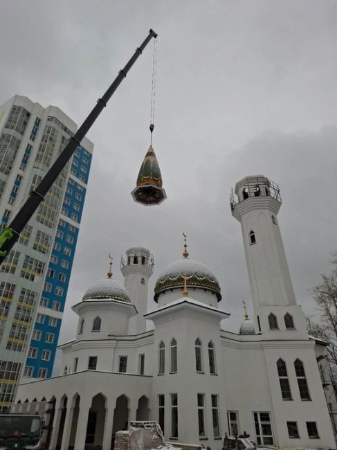 В Перми на строящейся Соборной мечети установили купола минаретов и полумесяцы

Мечеть на бульваре Гагарина..