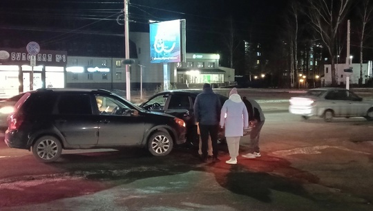 От подписчиков 

ДТП на ул. Ленина в Чайковском, возле ТЦ Ермак. 
Будьте внимательнее на дороге и не..