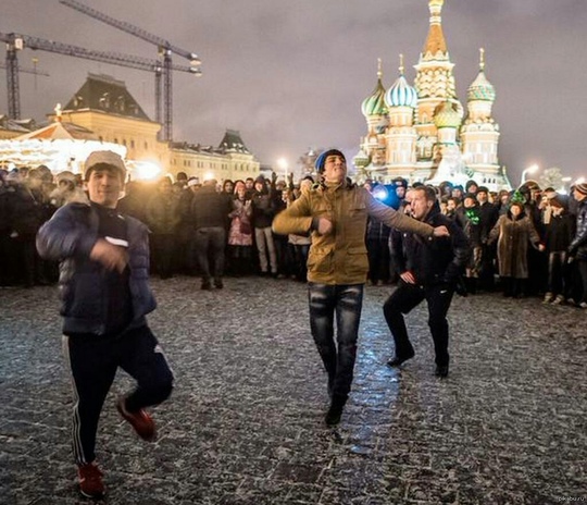 В Подмосковье конфликт полицейского с мигрантами закончился для того в больнице

По предварительной..