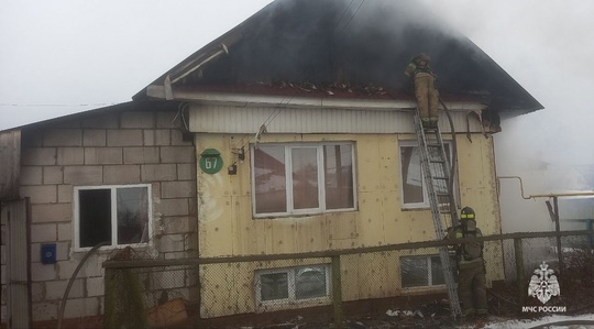 🔥2 человека спасены из огня на пожаре в Пермском крае 

В г. Оса из-за короткого замыкания в электропроводке..