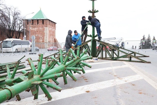 🎄Праздник к нам приходит! 
 
На площади Минина началась установка главной городской..