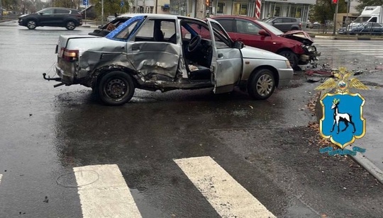 В Самаре водитель автомобиля «ВАЗ-2110» врезался в Hyundai Elantra. От удара у отечественной легковушки оторвало..