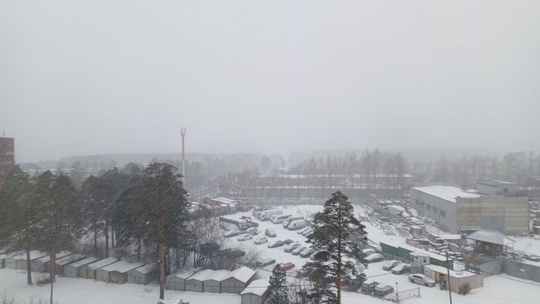 Екатеринбург и область накрыл сильный снегопад..