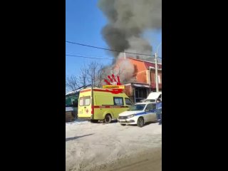 🔥На Автогенной, 149 горит дом.  Пожарные на месте 

На улице Автогенная в Октябрьском районе горит кровля..