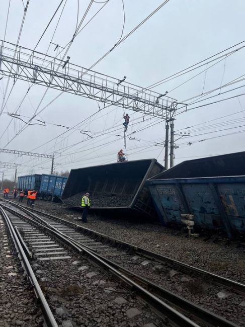 ⚡️Грузовые вагоны сошли с рельсов в Ленобласти  

ЧП произошло сегодня на жд/путях станции..