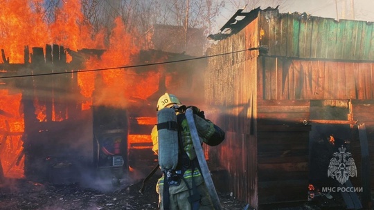 В мкр. Чередовый загорелись надворные постройки на площади 100 кв. м.

В 16 часов 16 минут загорелись надворные..