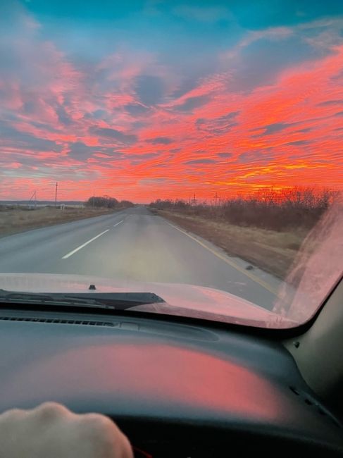 Сегодня в Омске был невероятно красивый закат😍

Кому ещё удалось его..