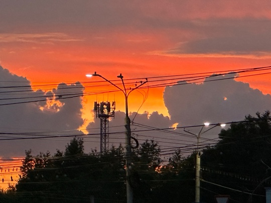 Сегодня в Омске был невероятно красивый закат😍

Кому ещё удалось его..