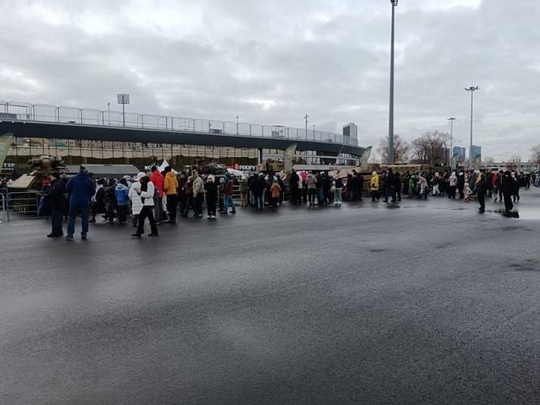 Выставку подбитой техники НАТО в Казани посетили тысячи человек, очередь тянулась от станции метро..