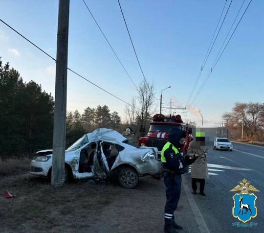 В Тольятти на Поволжском шоссе молодая женщина-водитель на Volkswagen врезалась в световую опору и погибла...