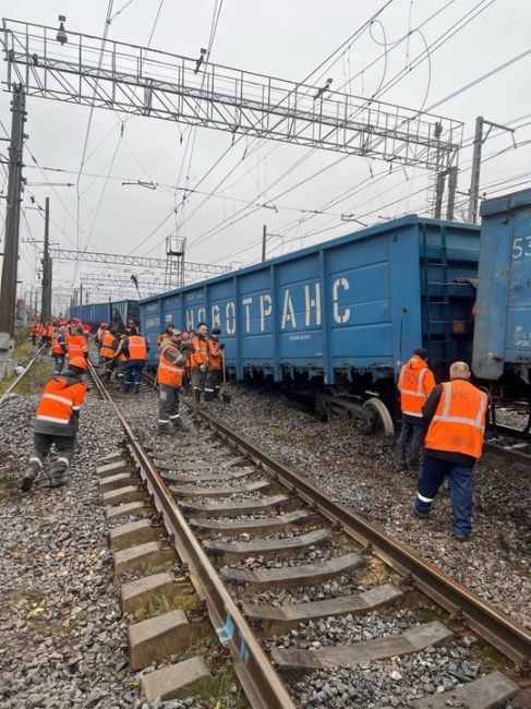 ⚡️Грузовые вагоны сошли с рельсов в Ленобласти  

ЧП произошло сегодня на жд/путях станции..