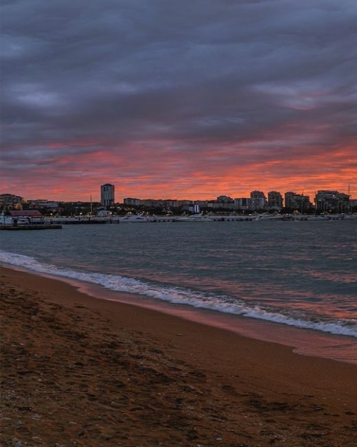 Панорама заката в Геленджике 🌅 

Фото..