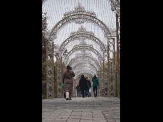 😍Еще немного новогоднего убранства с Александровского бульвара в Краснодаре. 

Над «Шуриком и Лидочкой»..