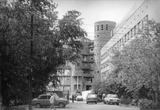 Ретроспектива. Омск. 1995 год. За кинотеатром им. Маяковского строится..