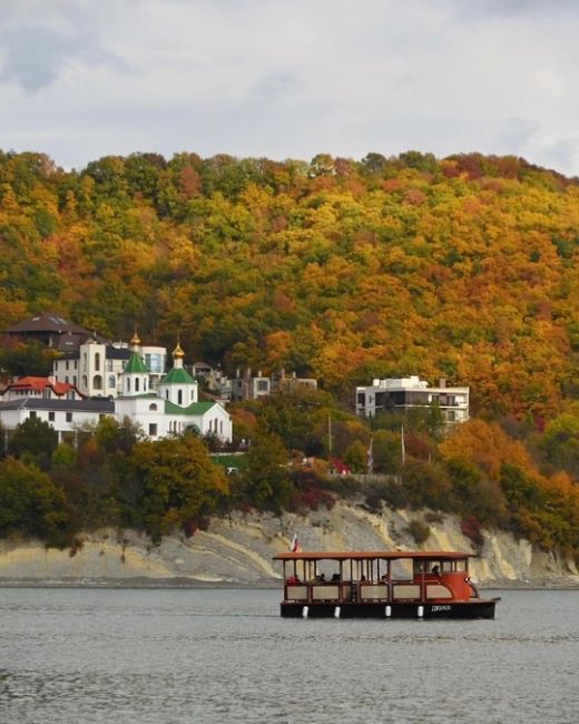 «Прогулка по эко-тропе в Абрау-Дюрсо🍂🍁» 
Все фото..