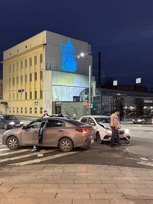 🗣️авария на перекрестке около..