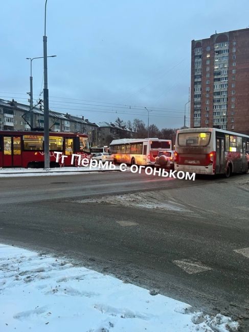 На площади Дружбы из-за ДТП встали и трамваи, и авто, и..