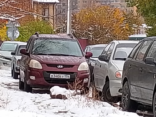 Уважаемые православные! Имейте пожалуйста совесть! Вы приезжая на праздник блокируете своими машинами..